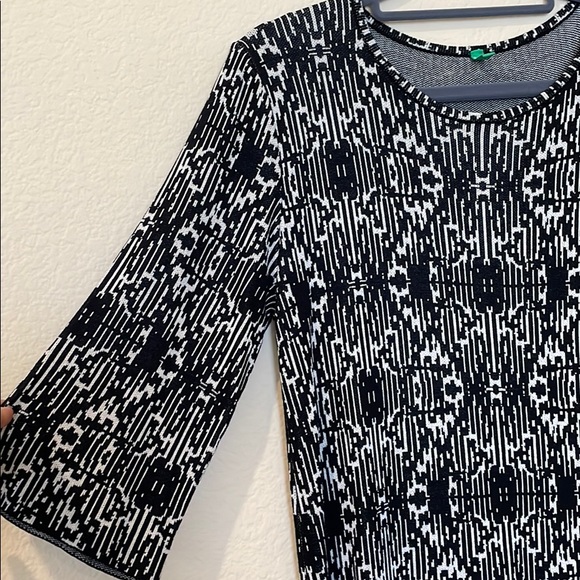 Black patterned flowy dress - Picture 2 of 4